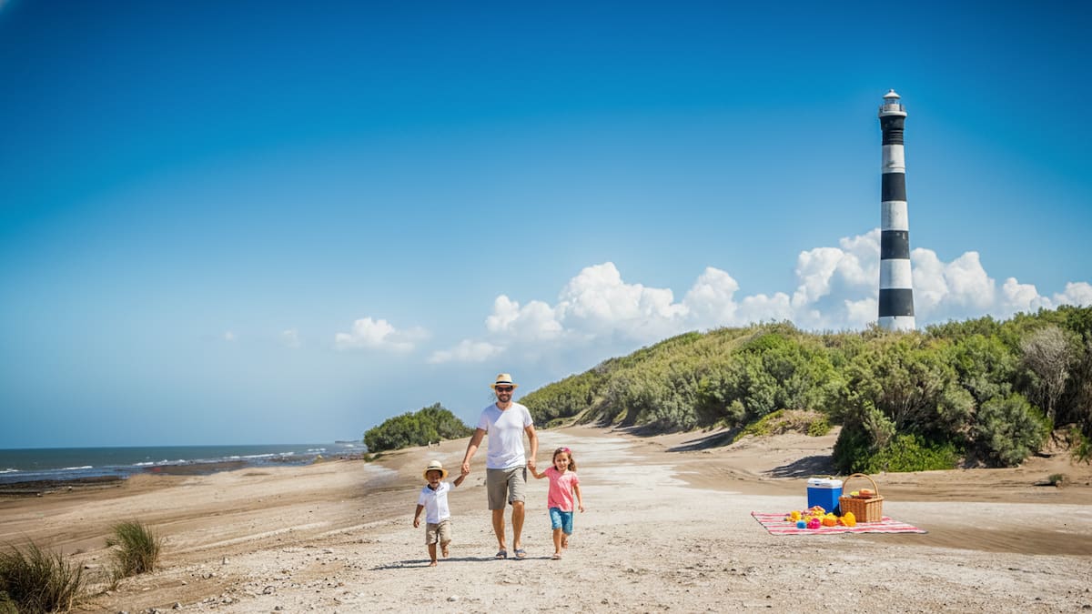 Poca gente, playas tranquilas y un faro imponente: el destino de la Costa Atlántica que pocos conocen