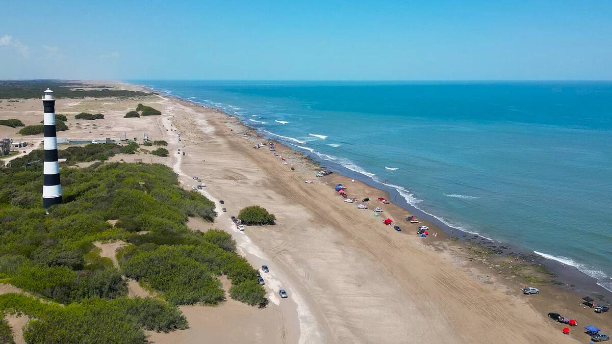 Lejos de la multitud: la playa de la Costa Atlántica valorada por su tranquilidad, playas extensas y un faro imponente