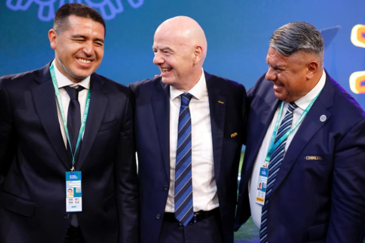 Claudio "Chiqui" Tapia, Gianni Infantino y Juan Román Riquelme.