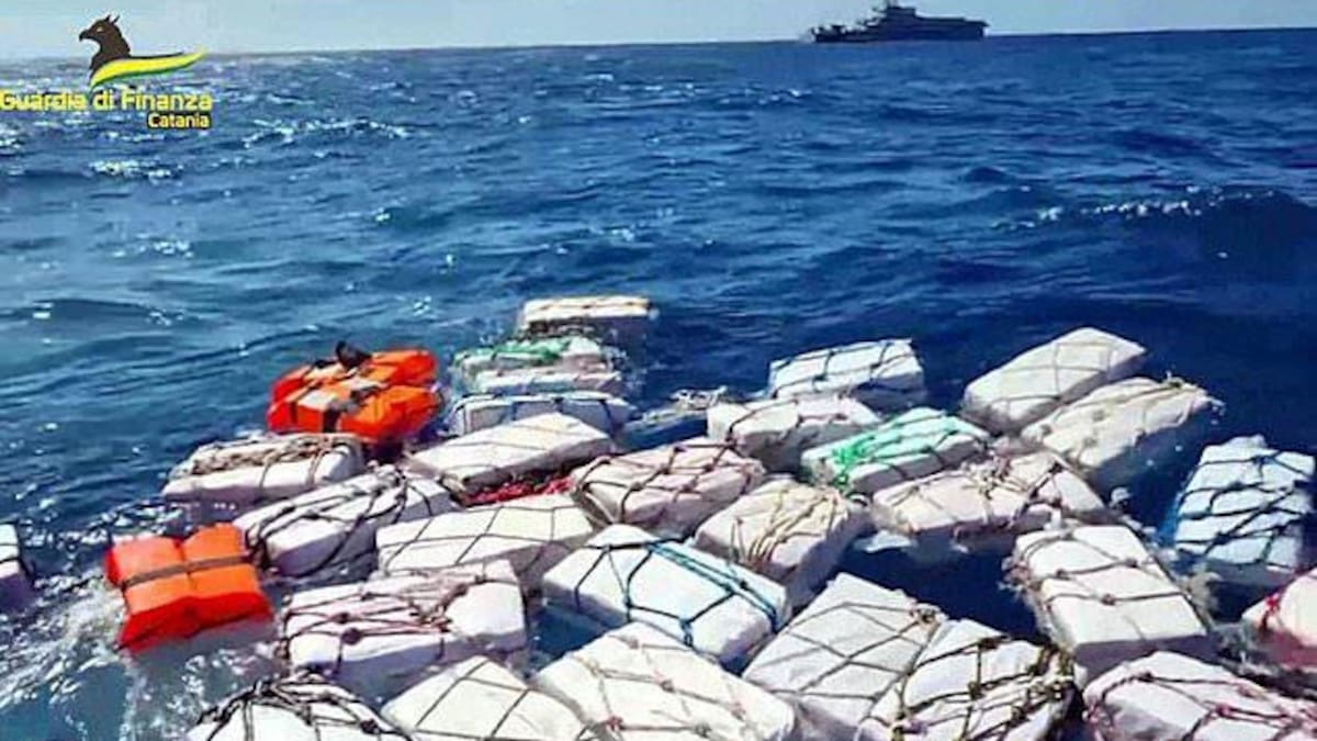 Cocaína flotando en el mar de Sicilia. Foto Captura Reuters.
