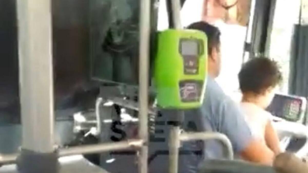 Colectivero que manejó con un niño a upa. Foto: NA.