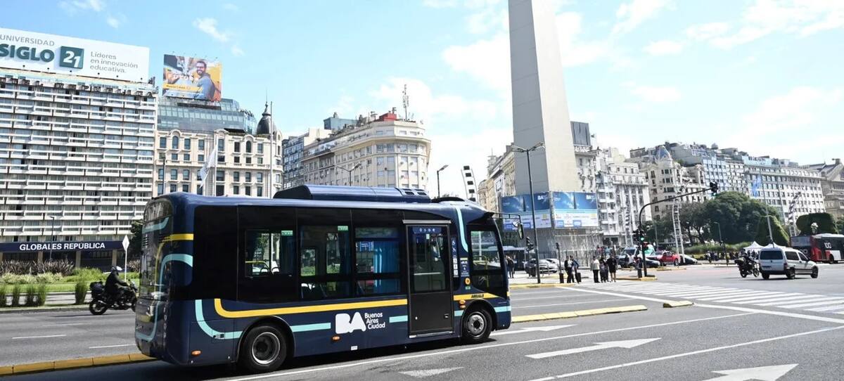 Colectivo eléctrico en la Ciudad. Foto: NA
