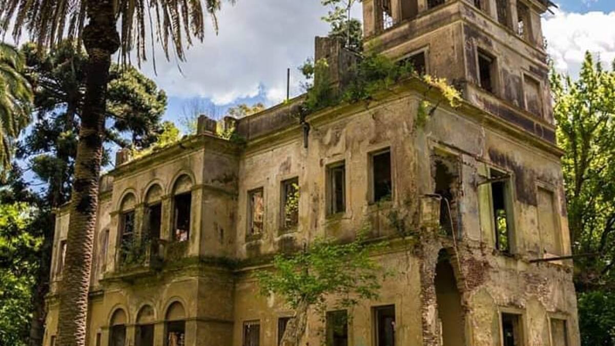 Poco conocido y muy cerca de CABA: el reformatorio en ruinas que fue hogar del asesino serial más joven de Argentina