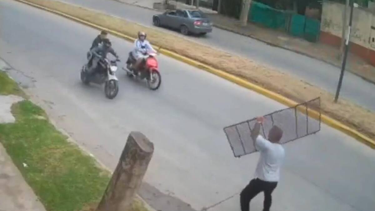 Comerciante le tiró una reja a motochorros que escapaban de robo