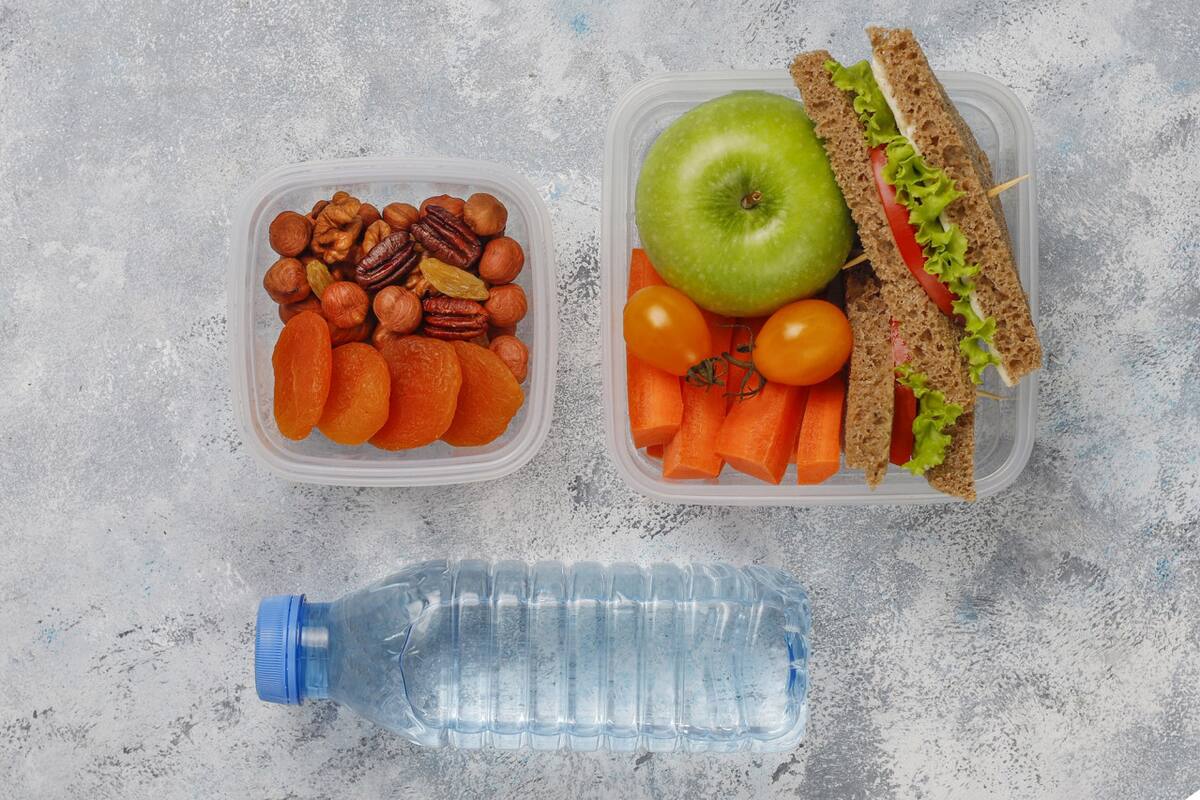 Comida en envase de plastico. Foto Freepik