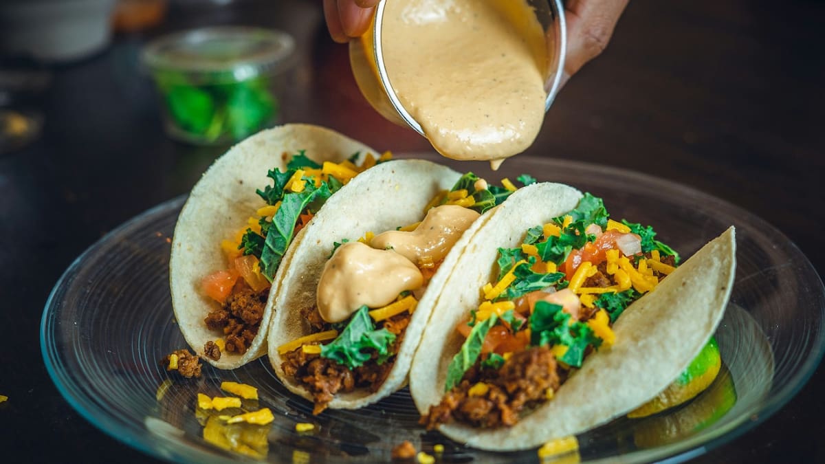 Comida mexicana; tacos; guacamole. Foto: Unsplash.