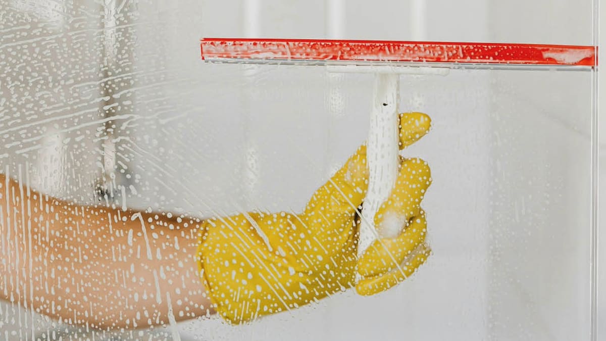 Cómo eliminar las manchas blancas de la mampara del baño fácilmente y con un truco casero