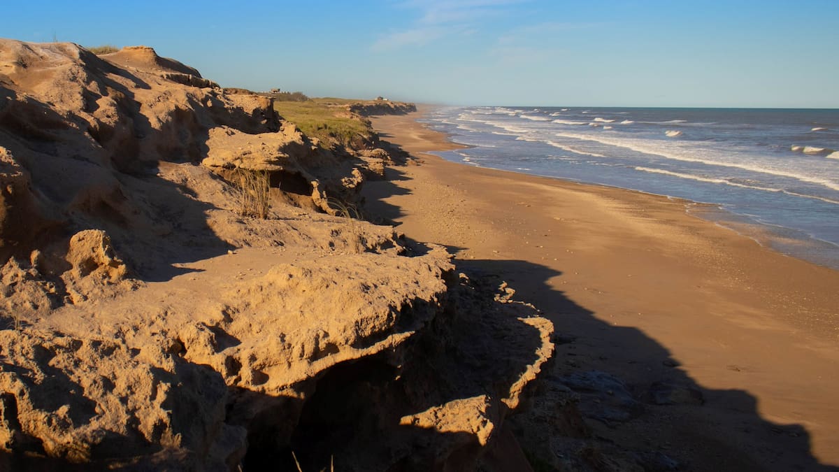 La alternativa ideal a Mar del Plata: el balneario donde viven solo 4 personas, tiene 23 km de playas vírgenes y no hay turismo masivo