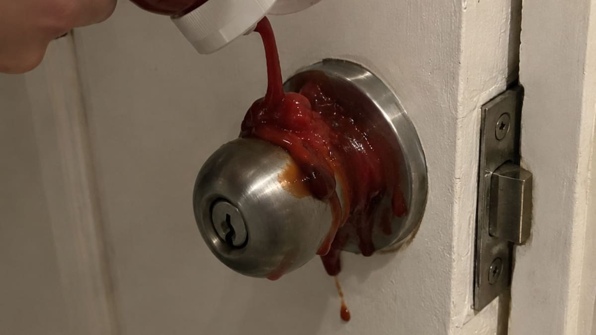 Cómo limpiar un picaporte con salsa de tomate