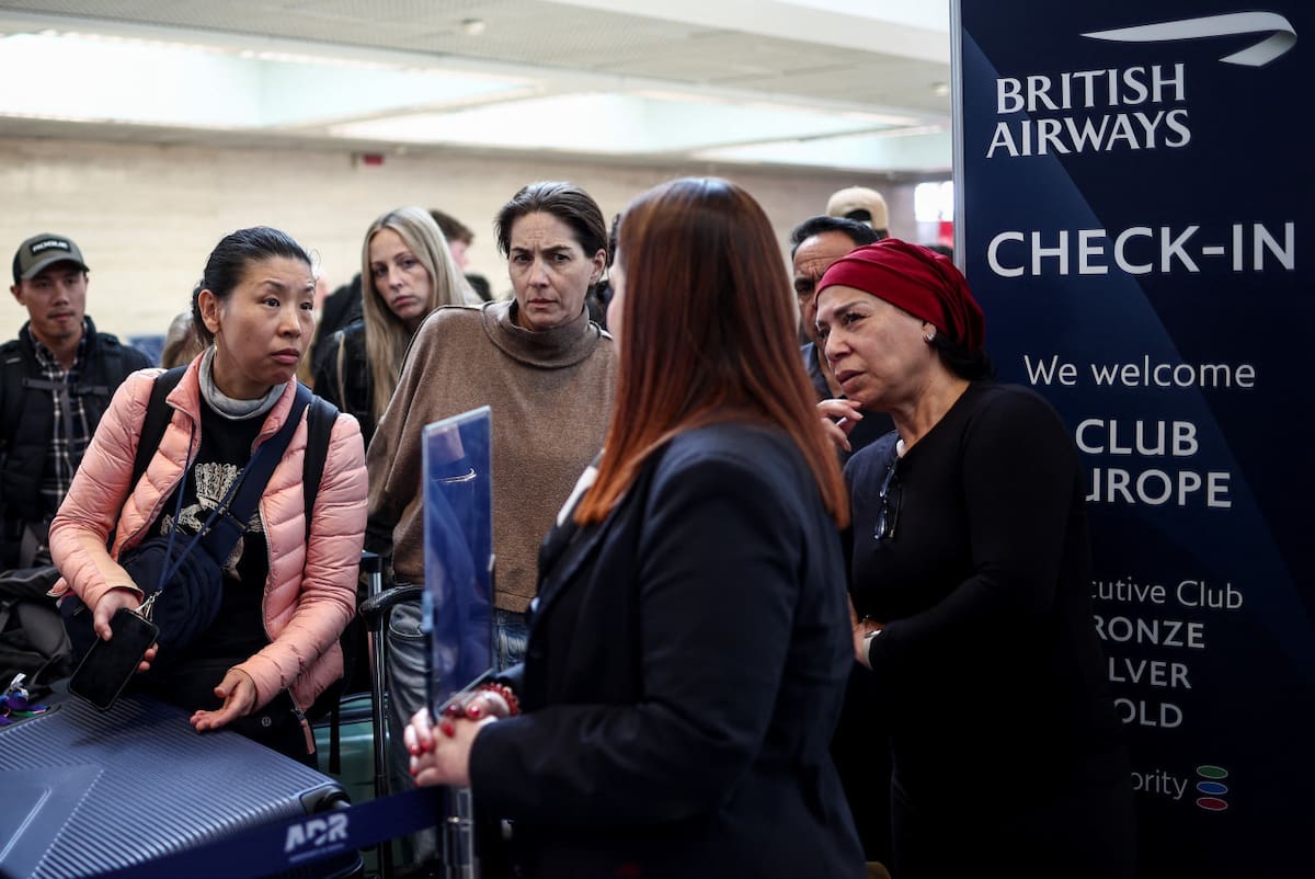 Complicaciones en el aeropuerto de Heathrow en Londres. Foto: REUTERS/Guglielmo Mangiapane.