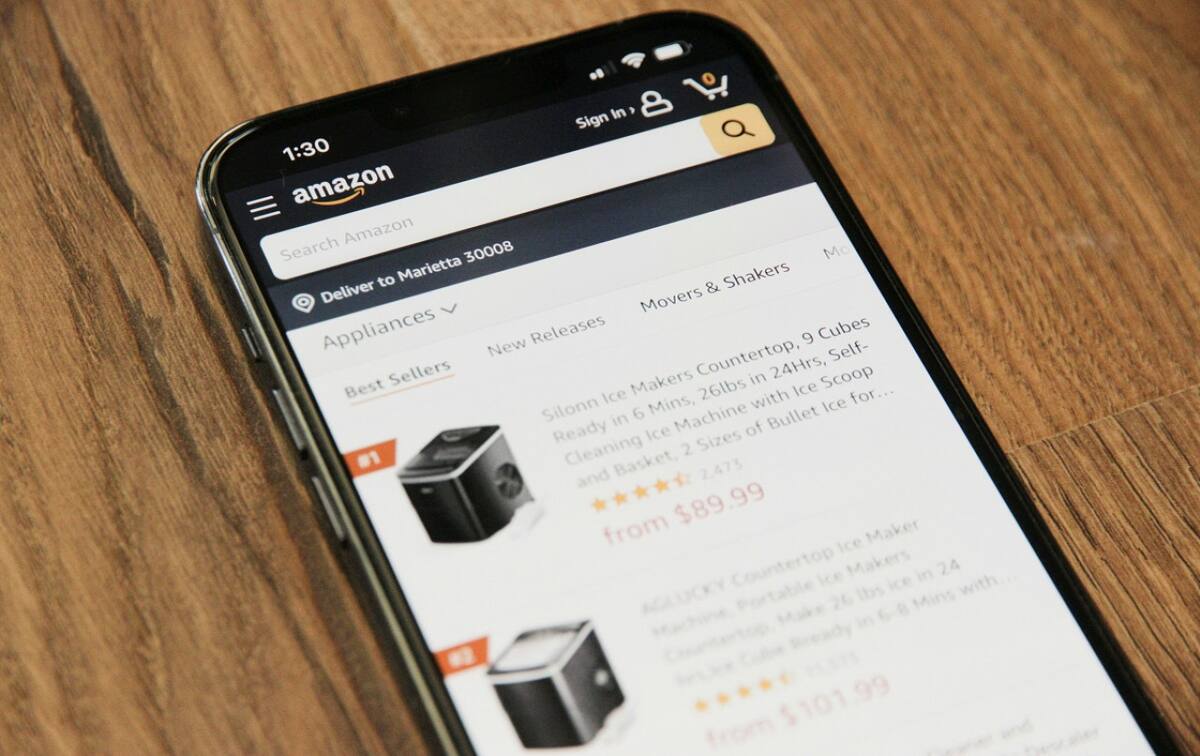 Compras en la aplicación de Amazon. Foto: Unsplash.