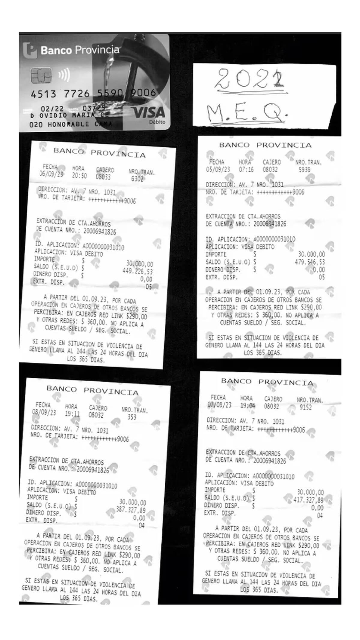 Comprobantes de extracción y una tarjeta de débito