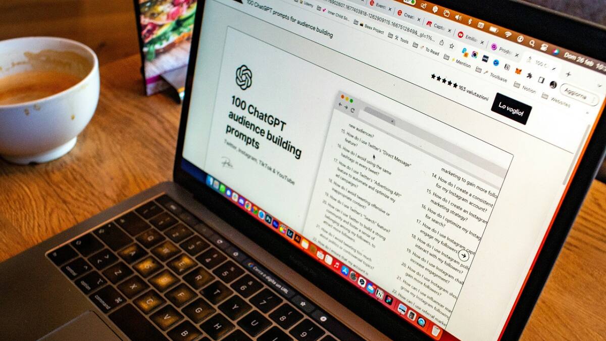 Computadora con información de ChatGPT. Foto: Unsplash.