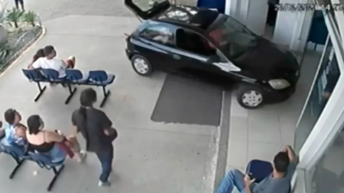 Conductor embistiendo un hospital. Foto: captura video