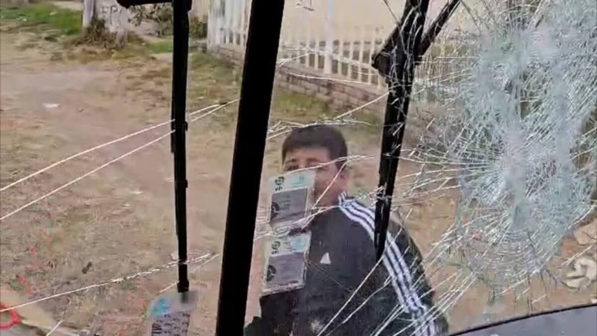 Conductor rompió el parabrisas de un colectivo con un trabavolante en Córdoba. Foto: Captura de video.