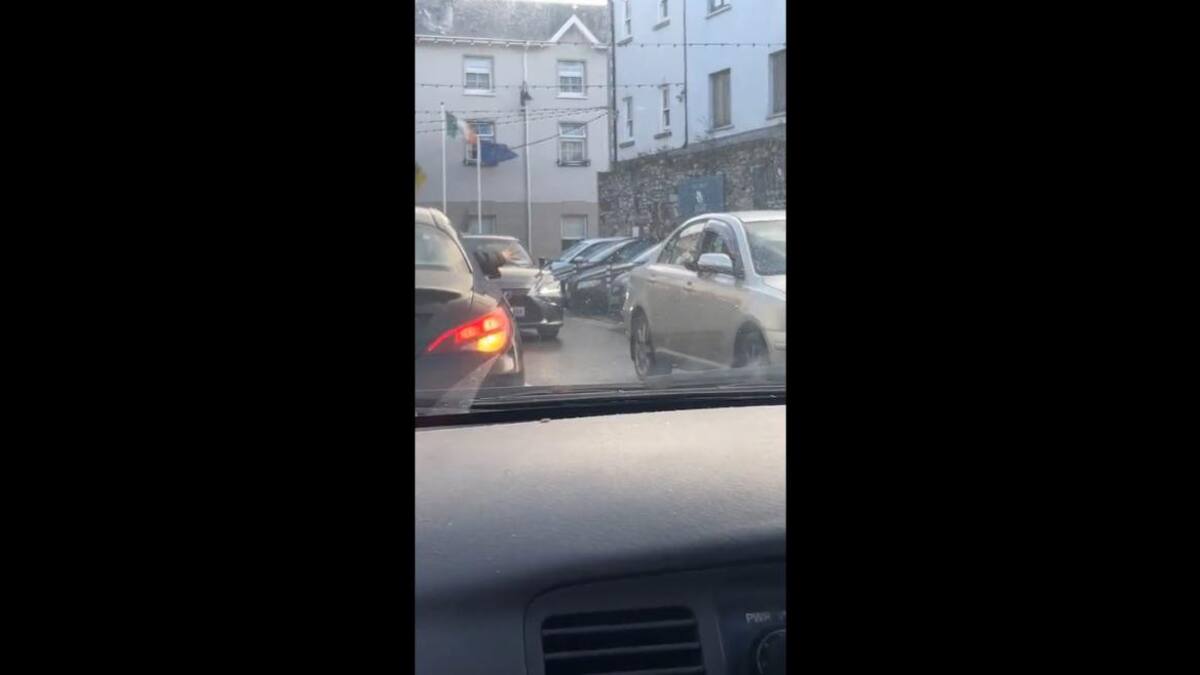 Conductores juegan al piedra papel o tijeras para estacionar. Foto Captura TikTok.