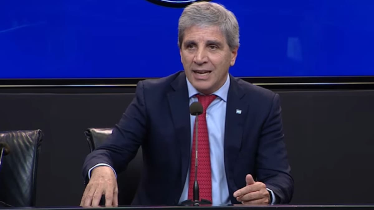 Luis Caputo anunció una flexibilización en los créditos en dólares para empresas: “Permitirá bajar las tasas y generar empleo”