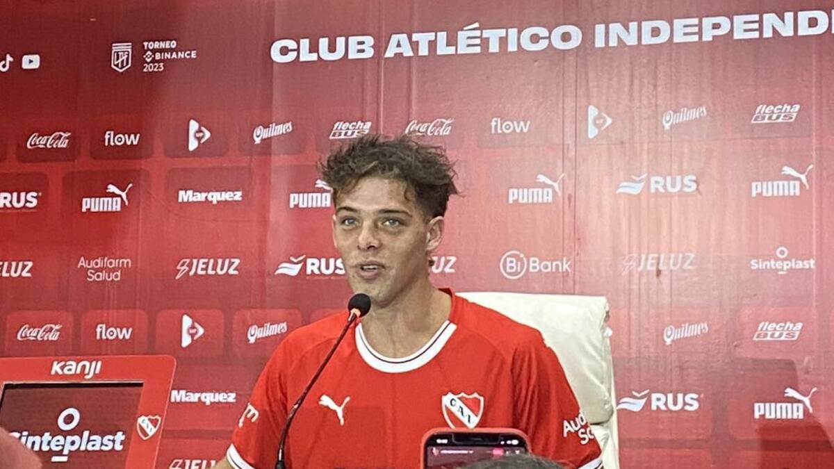 Conferencia de prensa de Santiago Maratea en Independiente. Foto: @DiabolicosAr.