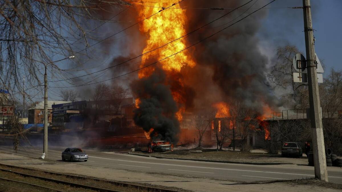 Conflicto Rusia-Ucrania, bombardeo a civiles, explosión en las calles, Reuters