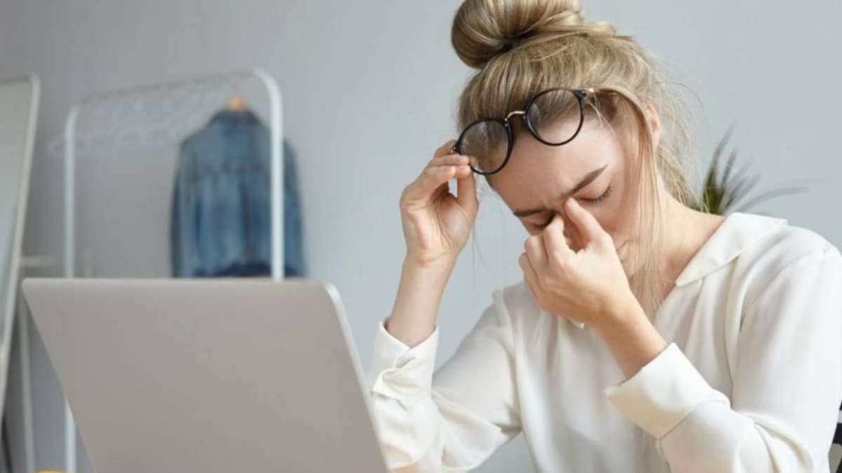 Usar el celular durante horas puede tener consecuencias: qué es el síndrome del cuello tecnológico