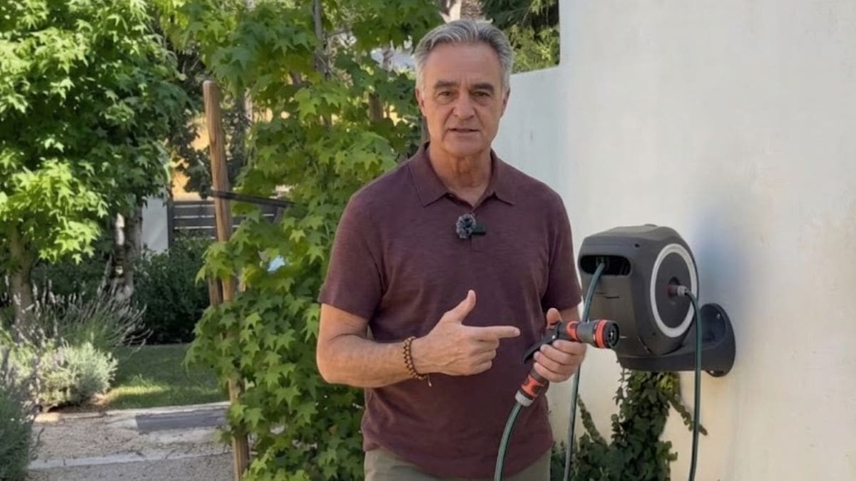 José González, jardinero de 48 años: “Es mejor regar las plantas por la mañana antes de que salga el sol, para que la tierra esté húmeda durante el día”