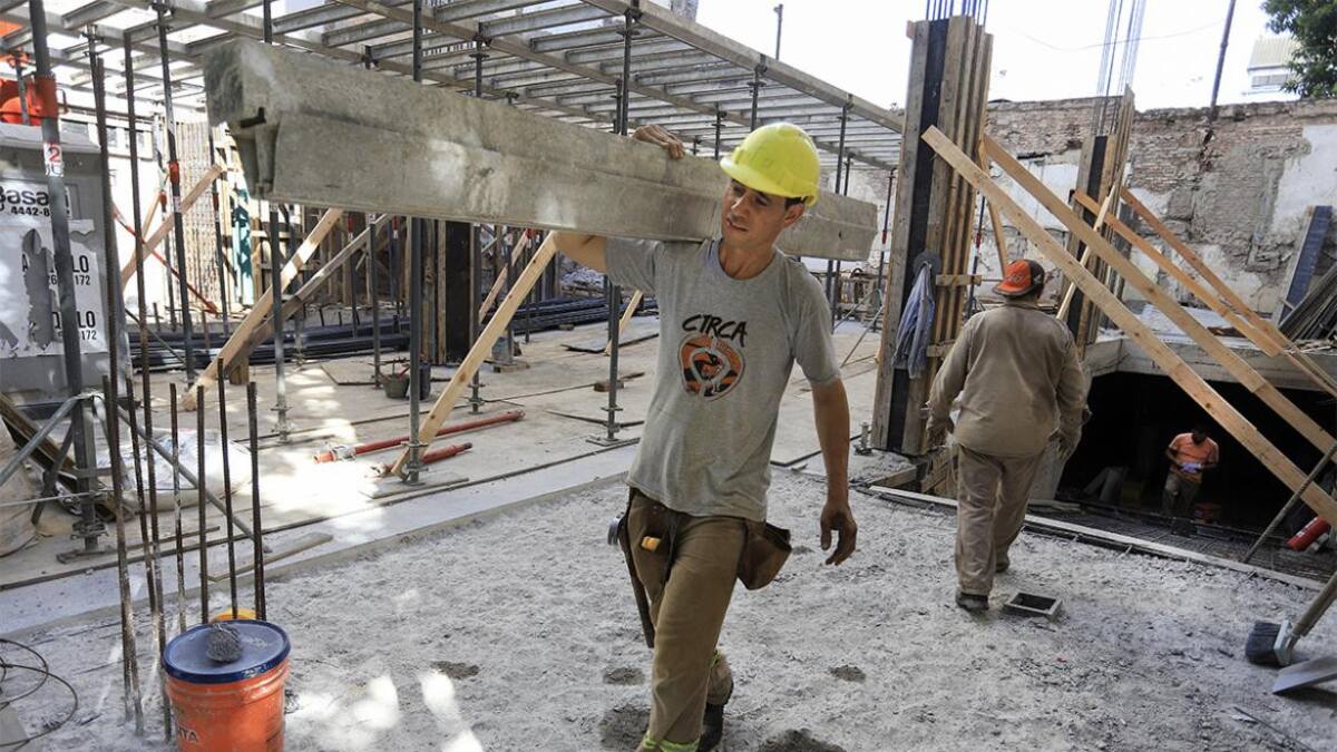 La construcción bajó 3,9% en febrero de 2021 respecto del mes previo y subió 22,7% interanual, según INDEC
