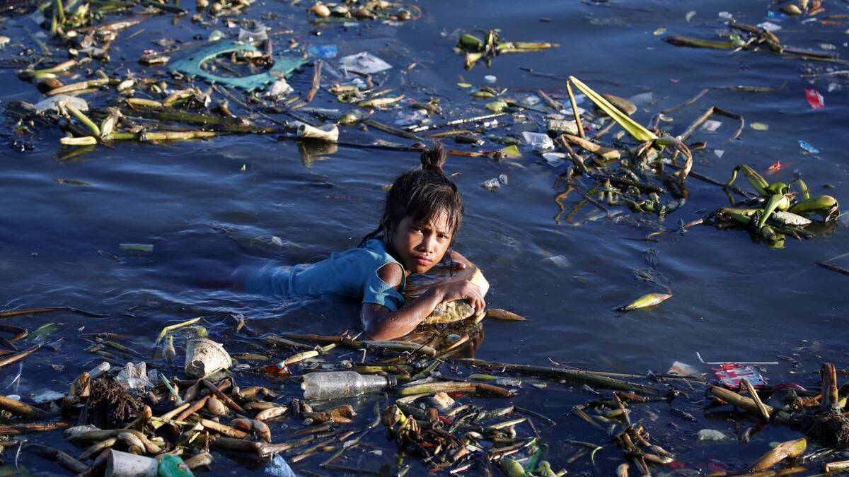 Contaminación por plásticos en el río. Foto: EFE