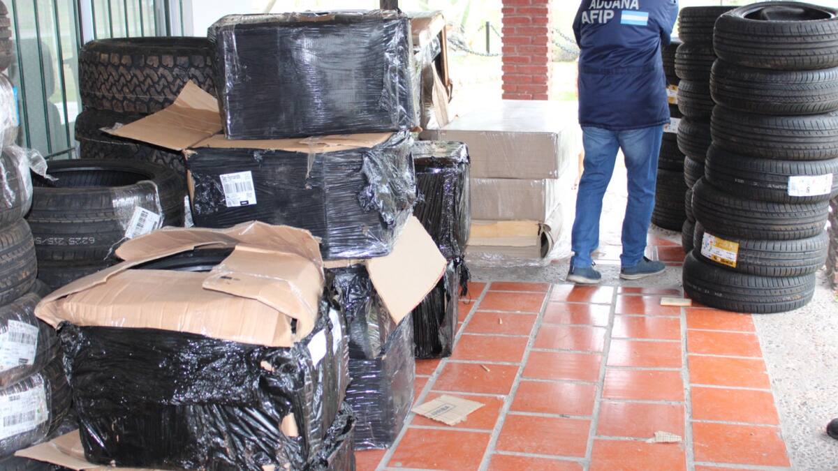Contrabando de neumáticos detenido por la Aduana. Video: Prensa.