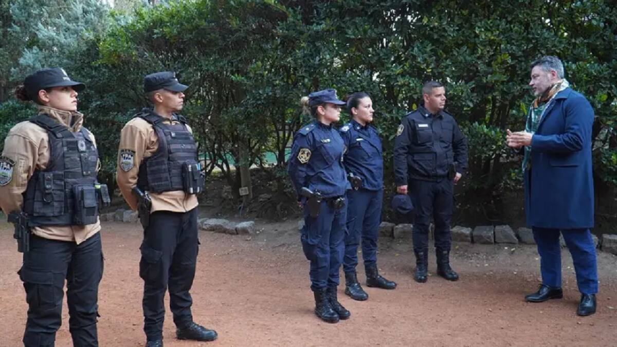 Convocatoria de Gustavo Menéndez para sumarse a la Policía de Buenos Aires.
