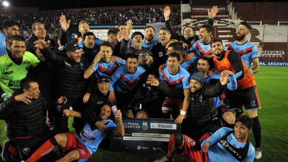 Brown de Adrogué hizo historia y eliminó a Independiente de la Copa Argentina