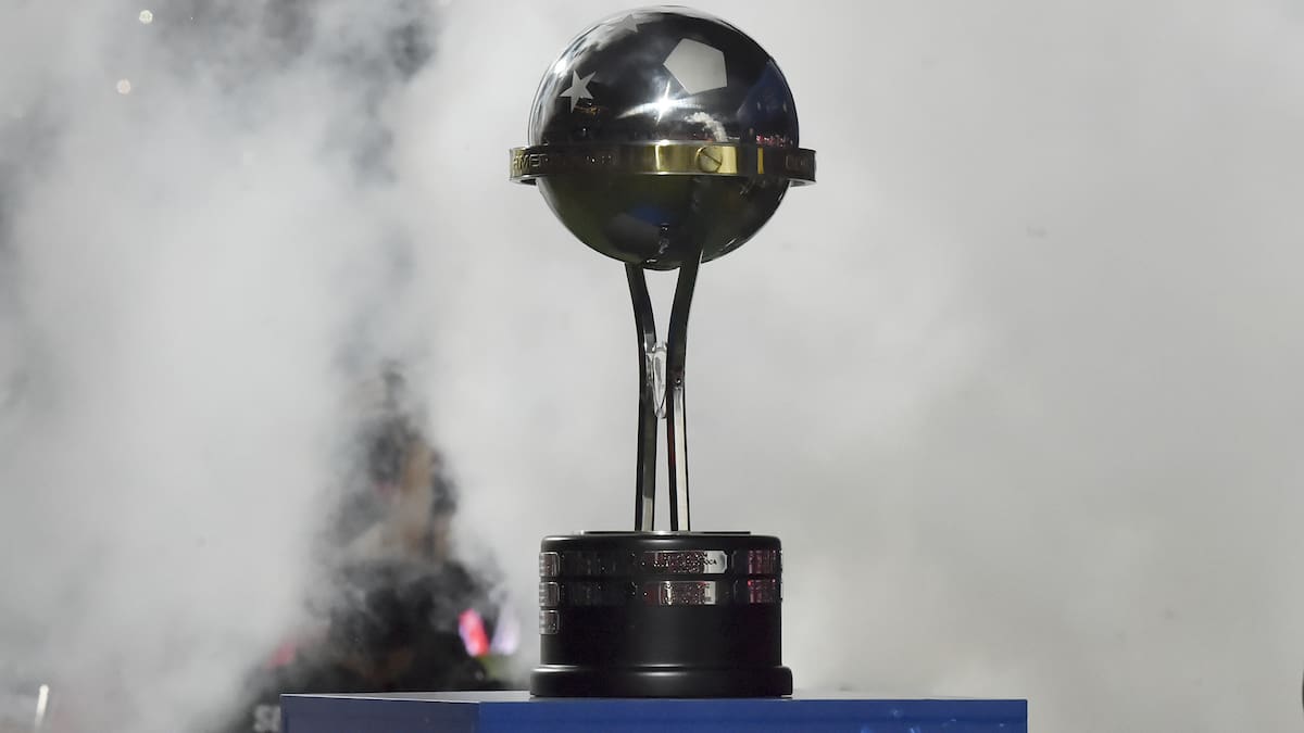 Trofeo de la Copa Sudamericana.