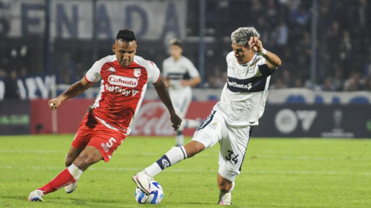 Gimnasia se lo ganó sobre el final a Independiente Santa Fe y sigue con vida en la Copa Sudamericana
