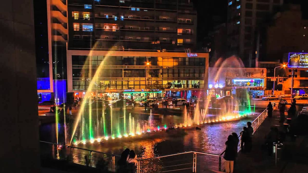 Córdoba Capital y el espectáculo de las Aguas Danzantes. Fuente: Turismo Córdoba.