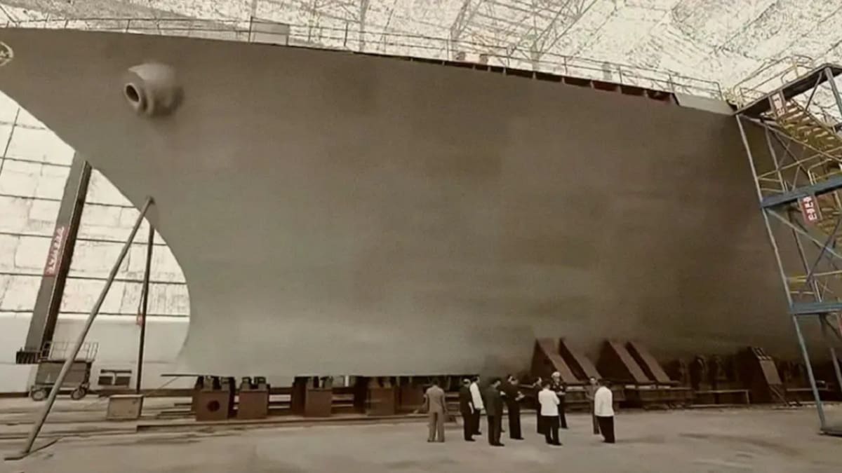 Corea del Norte construye una impactante fragata.