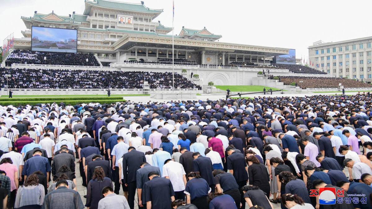 Corea del Norte realizó una gran ceremonia por el 30 aniversario de la muerte de Kim Il-sung. Foto: EFE.
