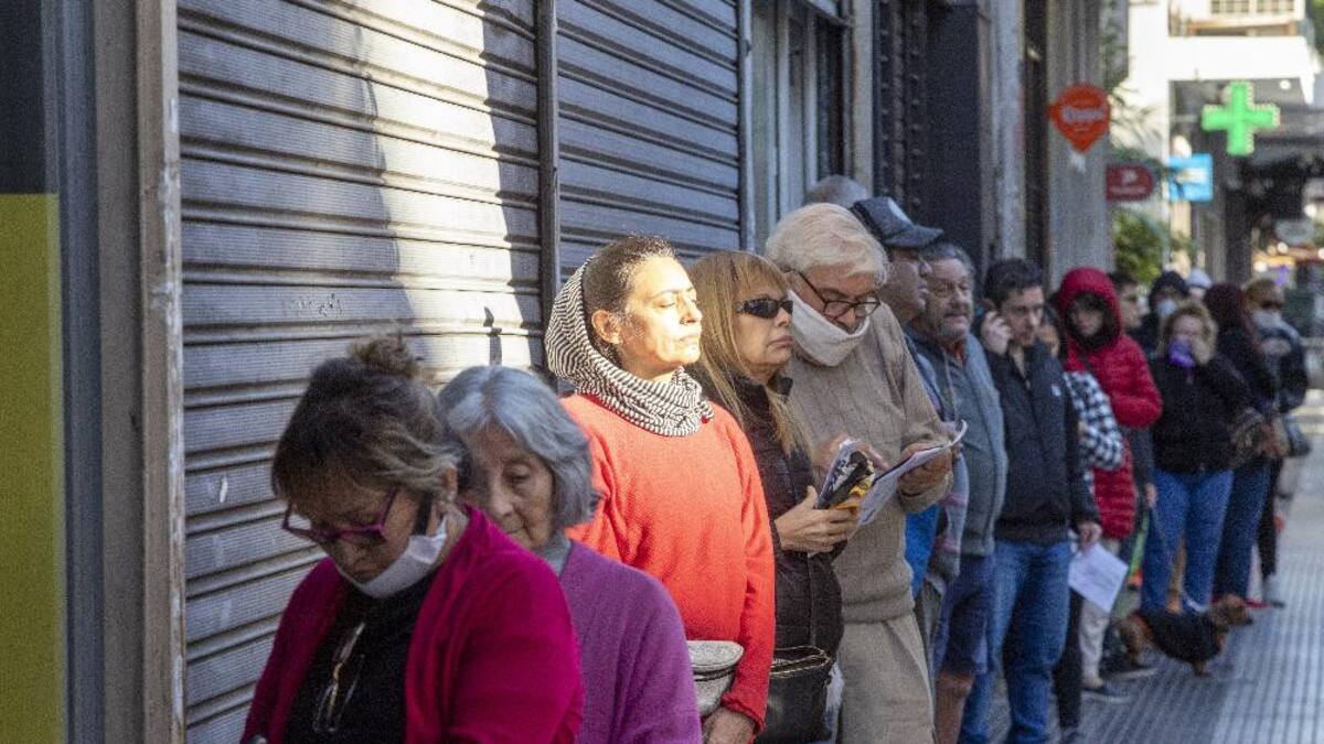 Coronavirus, Argentina, cola de gente en la calle, NA