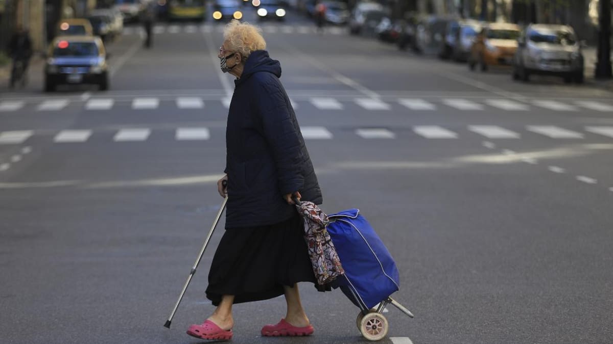 Coronavirus en Argentina, gente en las calles, NA