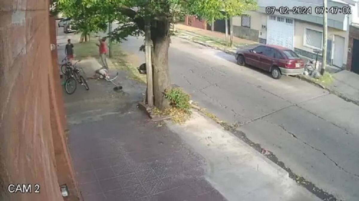 Cortaba el pasto y quedó en medio de un tiroteo. Foto: captura video