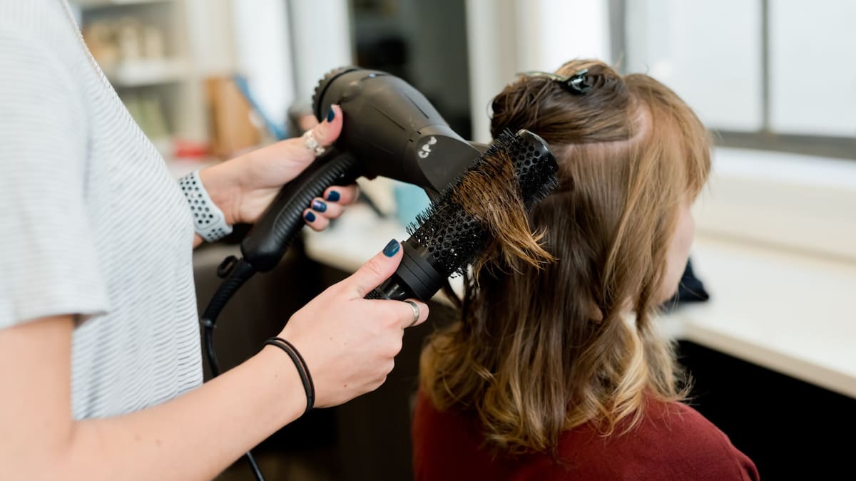 Los riesgos en la rutina de cuidado del cabello. Foto: Unsplash.