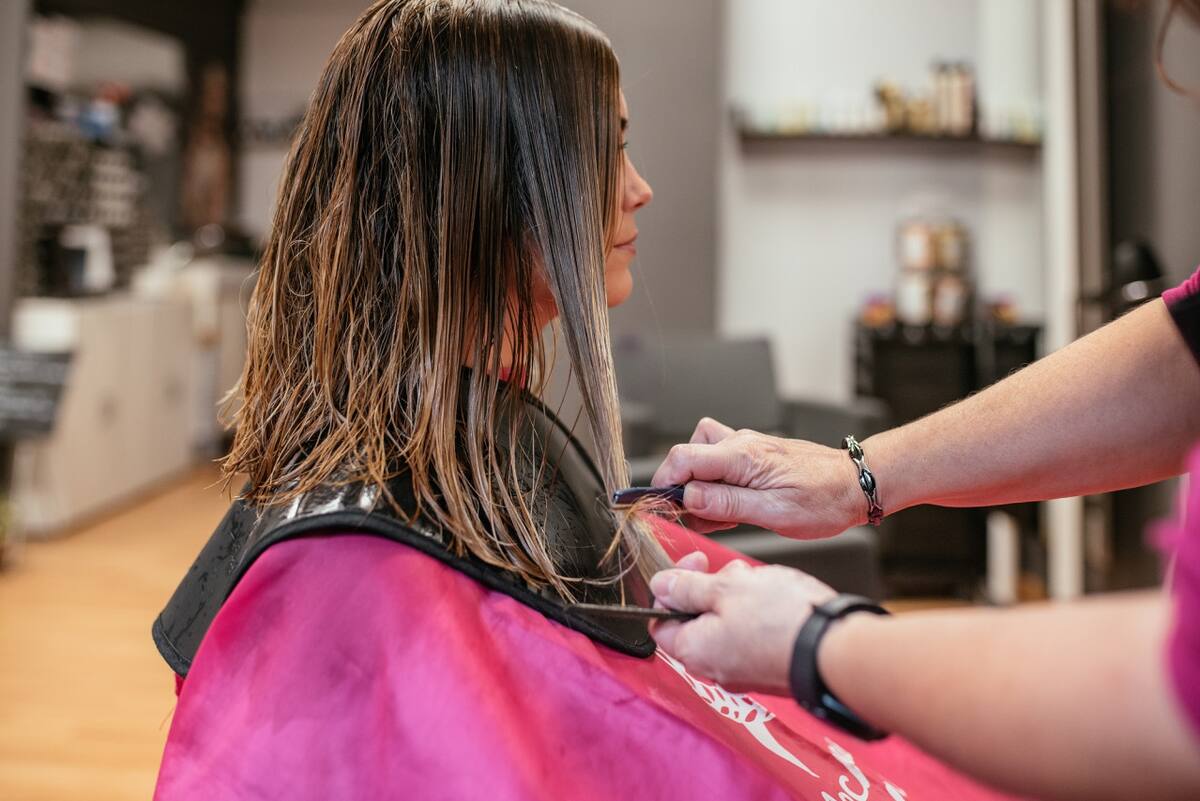 Corte de pelo, flequillo, peluquería. Foto Freepik