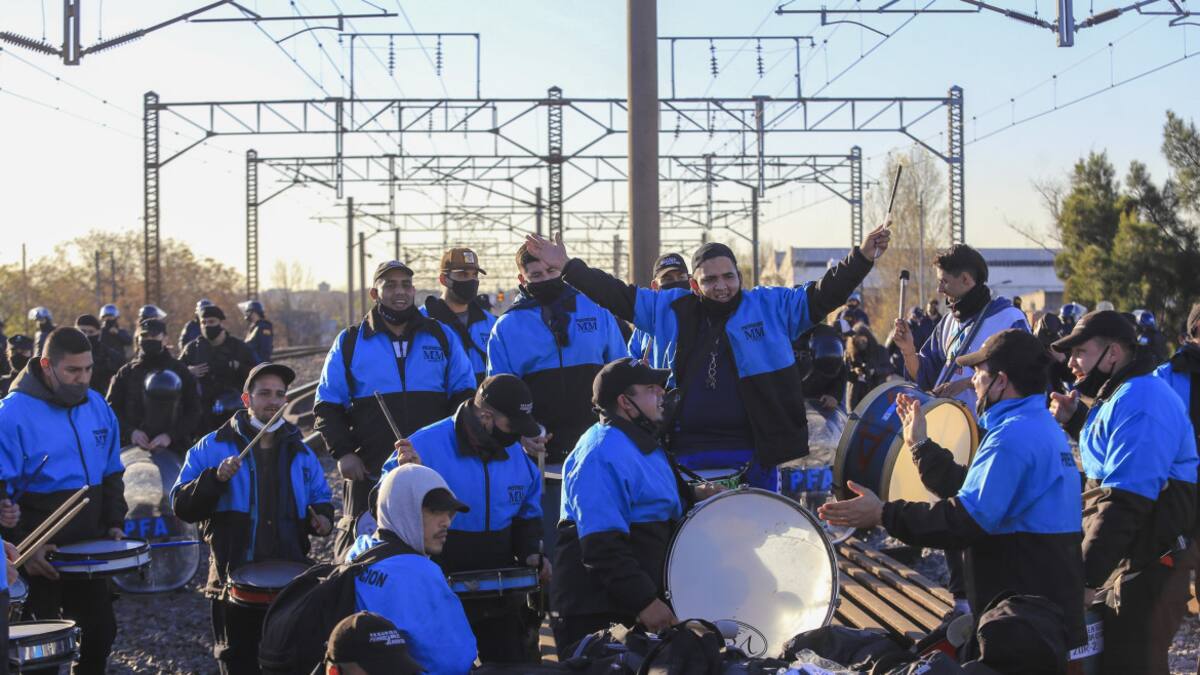 Jornada complicada para viajar en el Tren Roca: trabajadores tercerizados cortan las vías