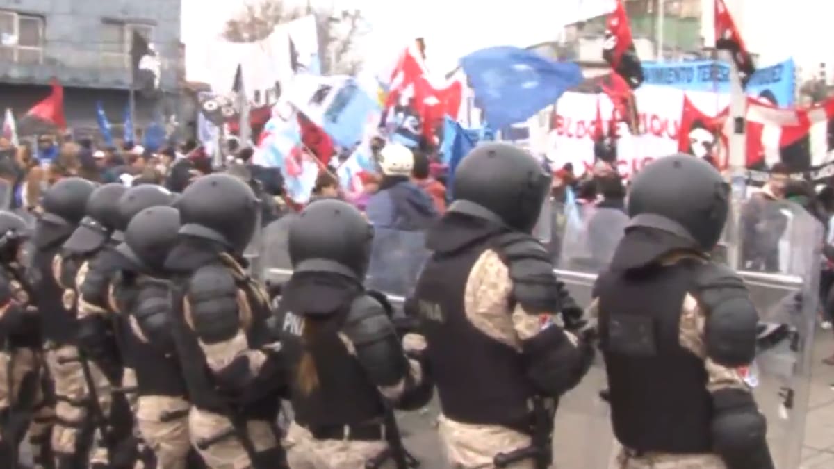 Máxima tensión en el Puente Pueyrredón: las fuerzas de seguridad impidieron el avance de la protesta