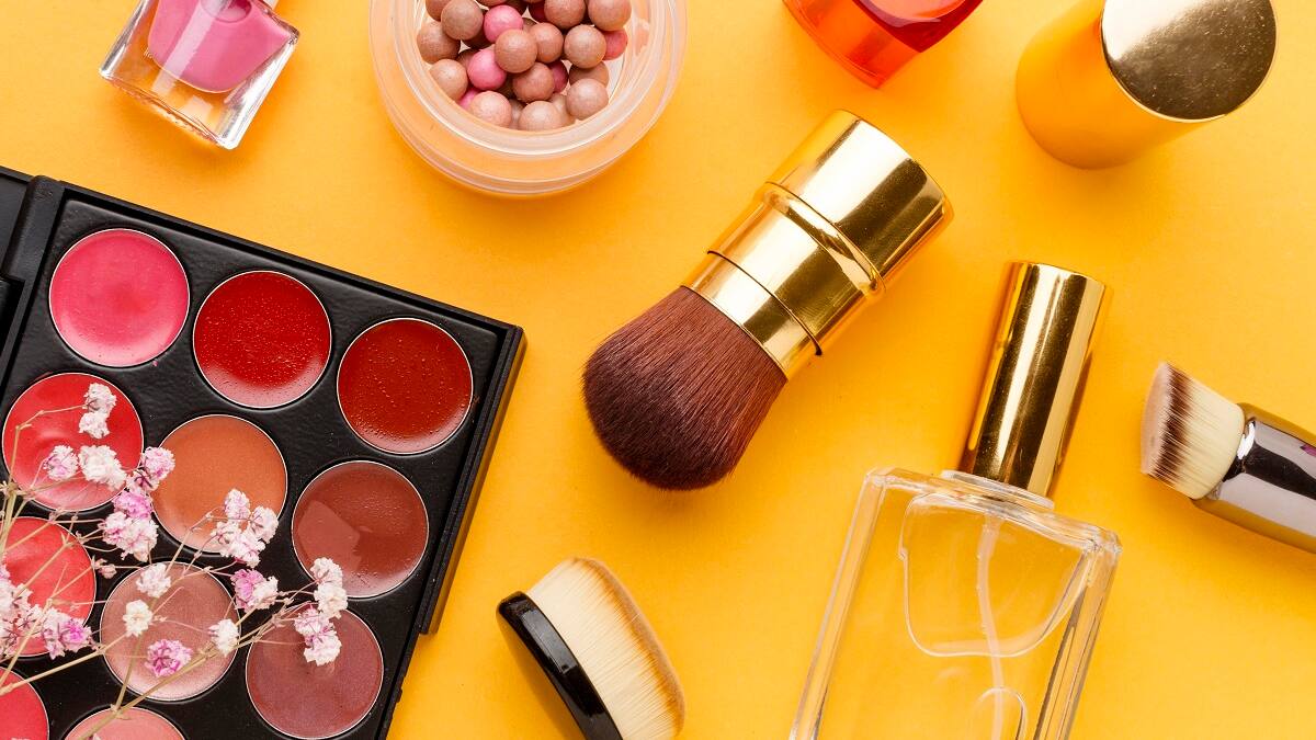 Cosméticos; maquillaje; perfumes.