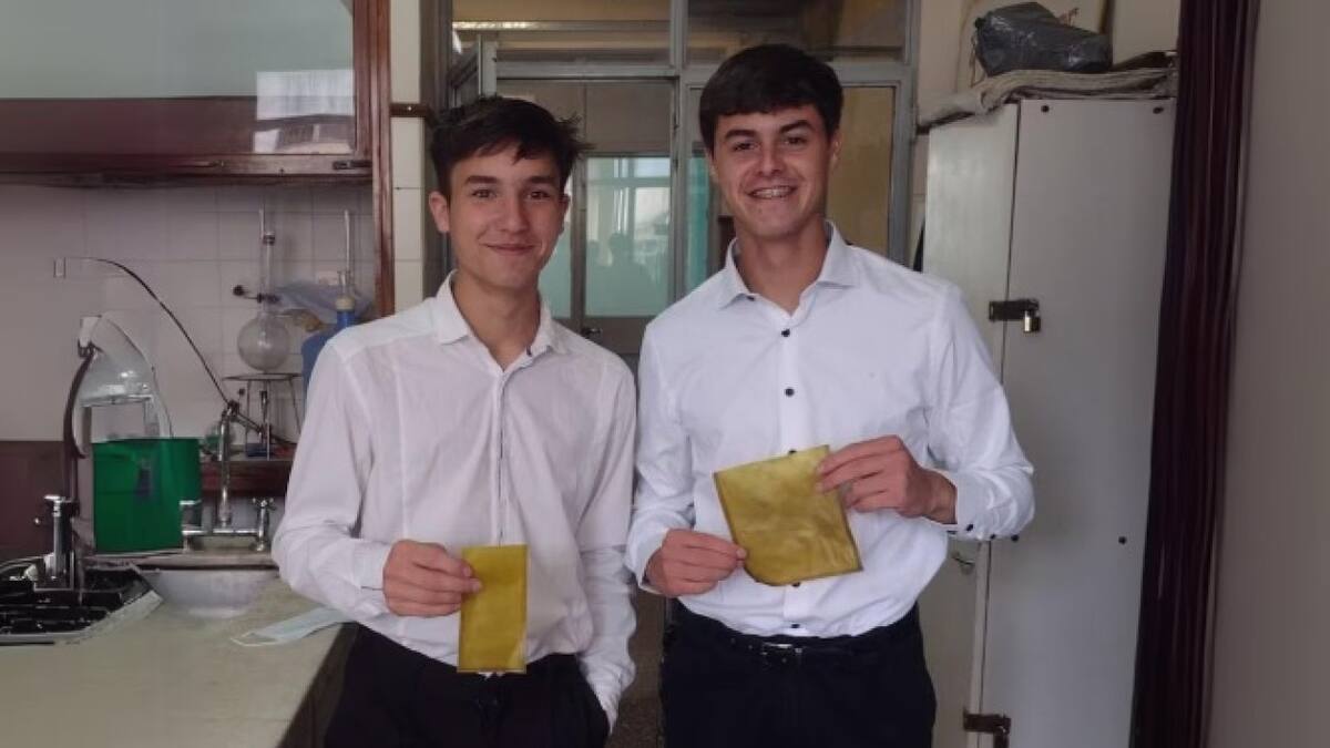 Creadores de las bolsas plásticas con cáscaras de cítricos. Foto: Gentileza Citricplas.