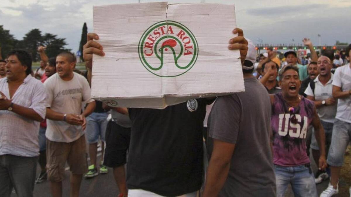 Sigue la tensión en el acampe de trabajadores de Cresta Roja