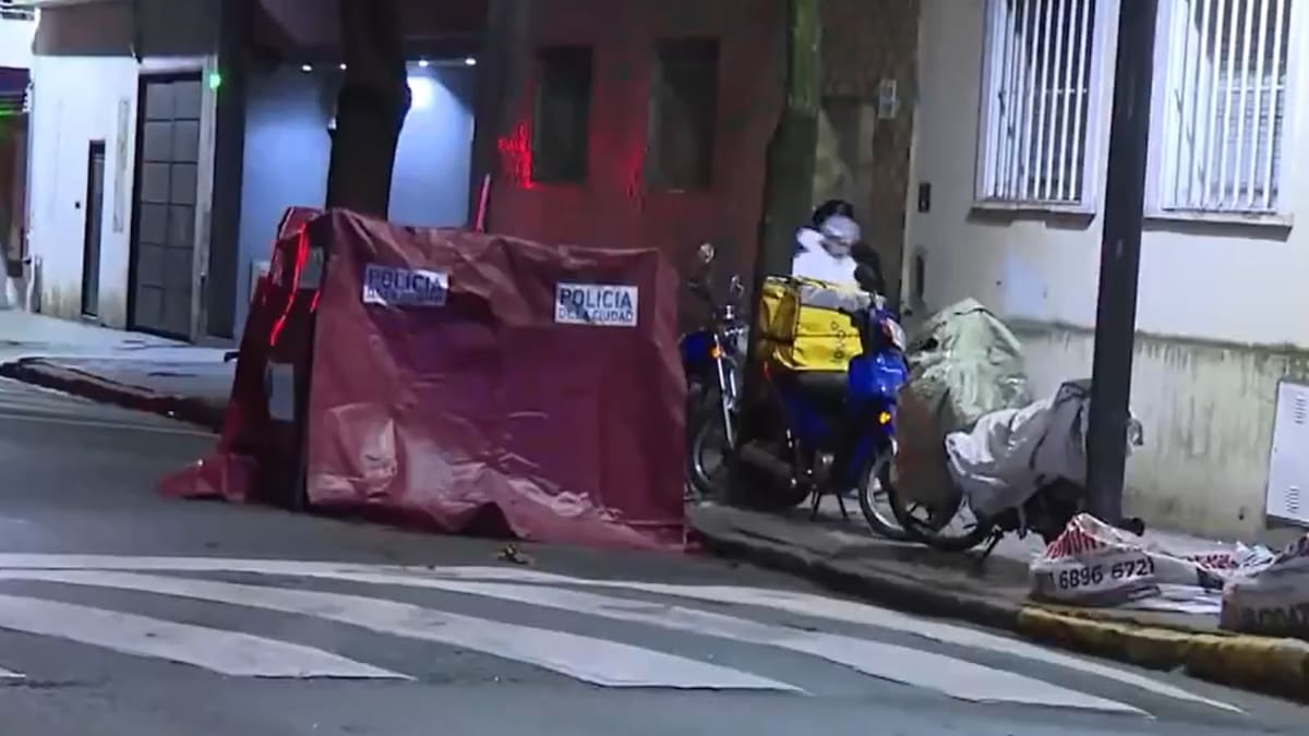 Crimen y misterio en Balvanera: asesinaron a puñaladas a un joven de 29 años en plena avenida