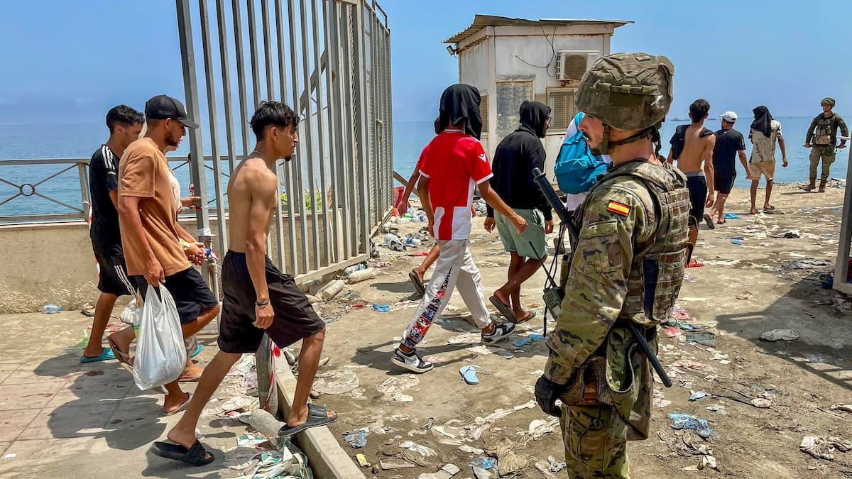 Crece la tensión en Europa: Polonia pide a España militarizar la frontera con Marruecos tras la crisis migratoria en Ceuta