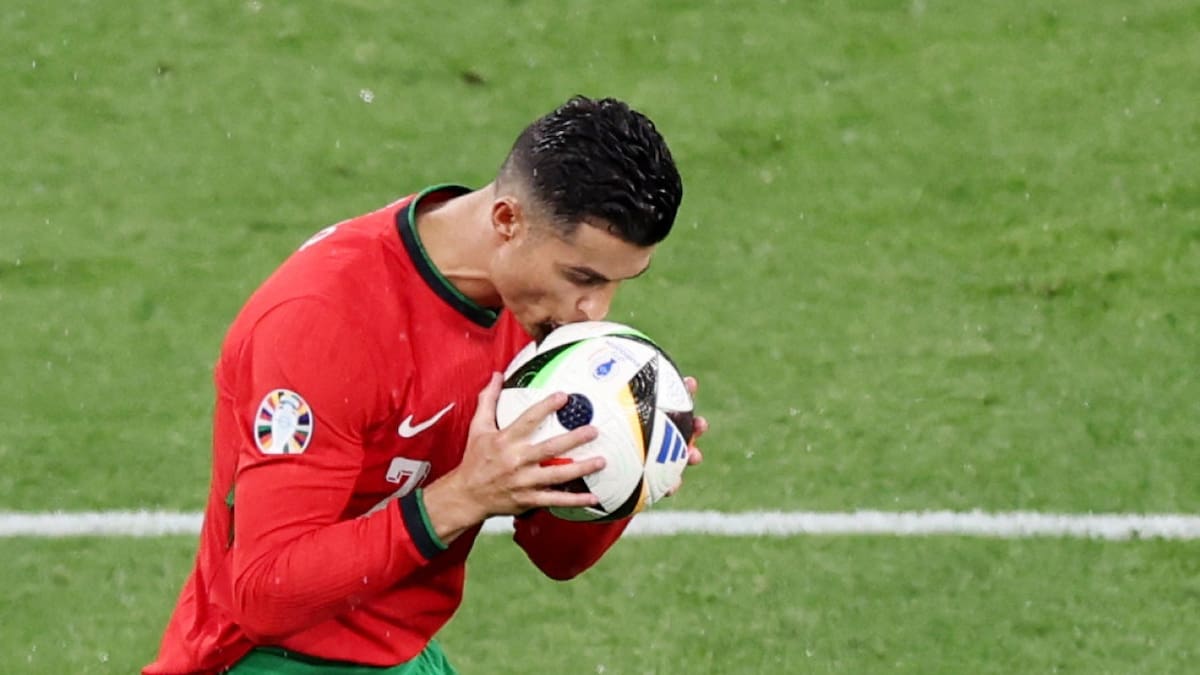 Cristiano Ronaldo es uno de los mejores pateadores de la historia, según la IA. Foto: Reuters.