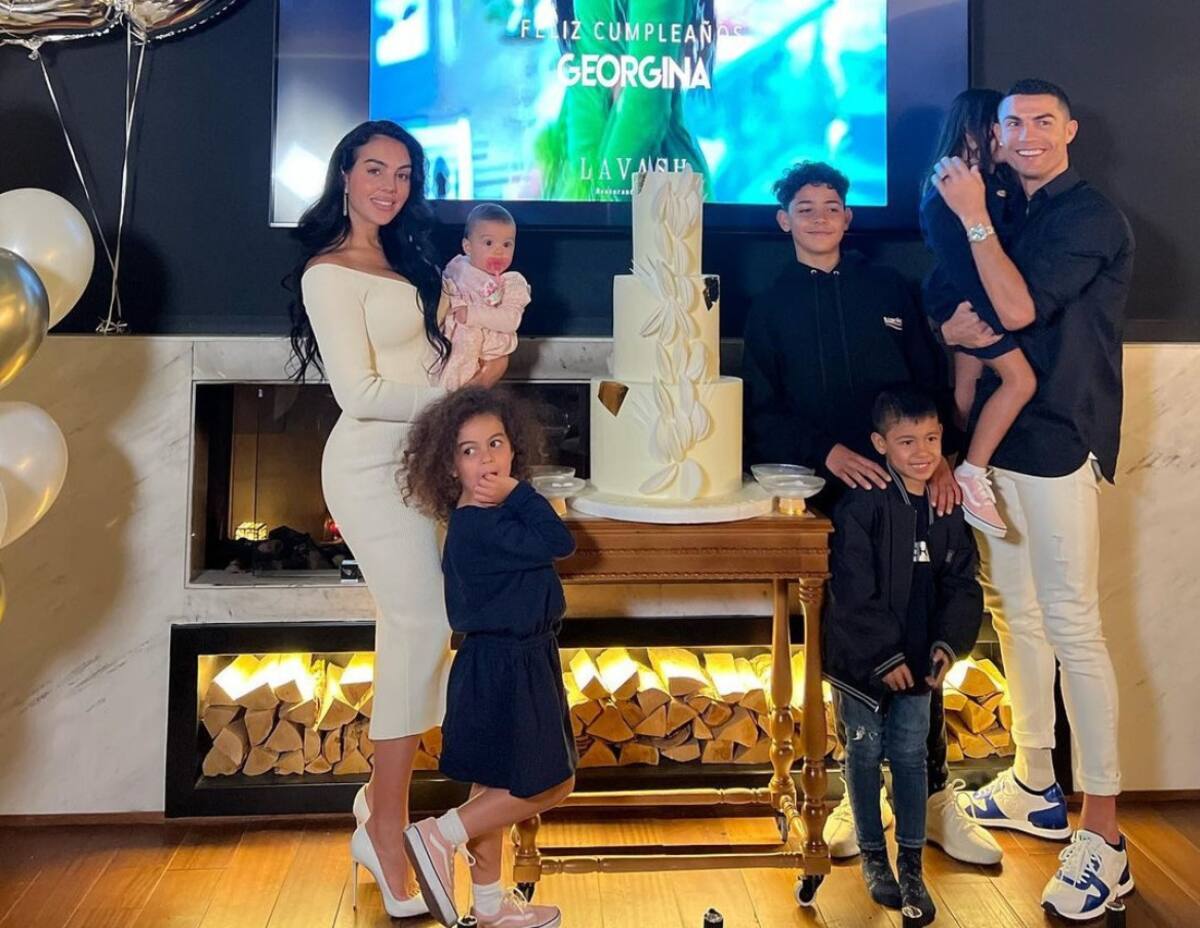 Cristiano Ronaldo y Georgina Rodríguez juntos a sus hijos. Foto: Instagram @georginagio.