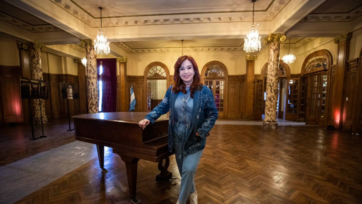 Cristina Fernández de Kirchner en la Confitería del Molino. Foto: X @CFKArgentina.